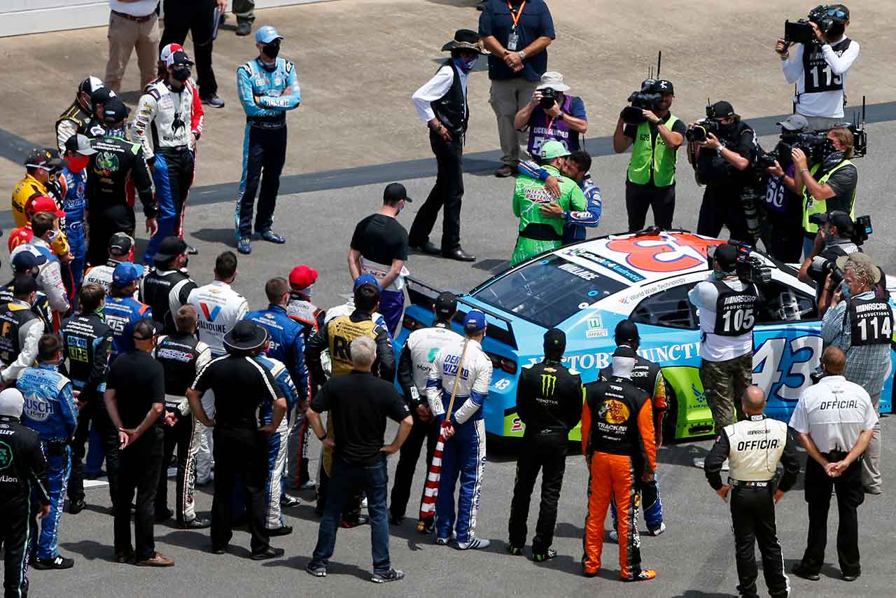 レースウイーク中、ピットロードではあらためて団結を示す行進も行われ、ダレル・ウォレスJr.がライバルと握手や抱擁を交わして団結を示した