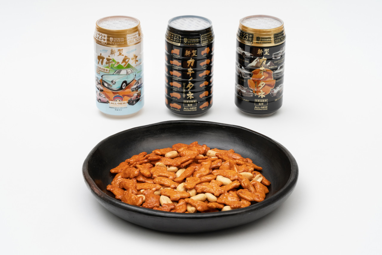 ニッサンと龍屋物産がコラボレーションして誕生した『新型カキノタネ』。味は辛さを抑えた香ばしい醤油味で、大粒のピーナッツが合わさる。
