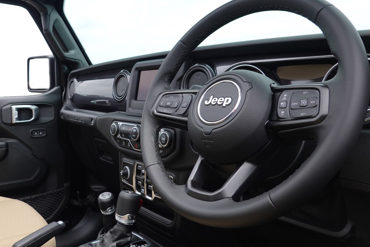 革巻きのステアリングホイールに加え、グロスブラック仕上げのインストルメントパネルも特別装備