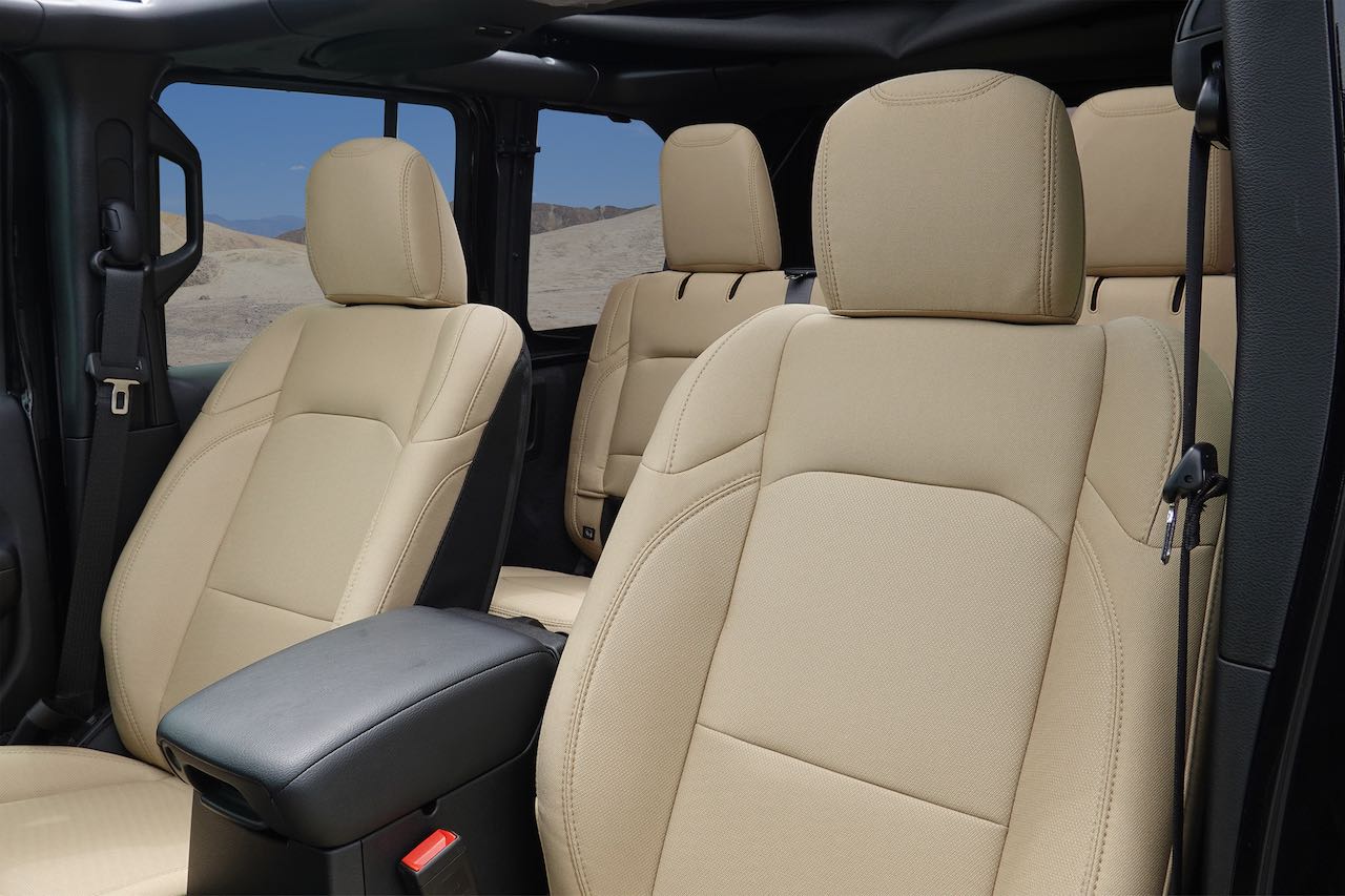 インテリアでもブラックを基調に、ヘリテージタンの布製バケットシートでコーディネートされた