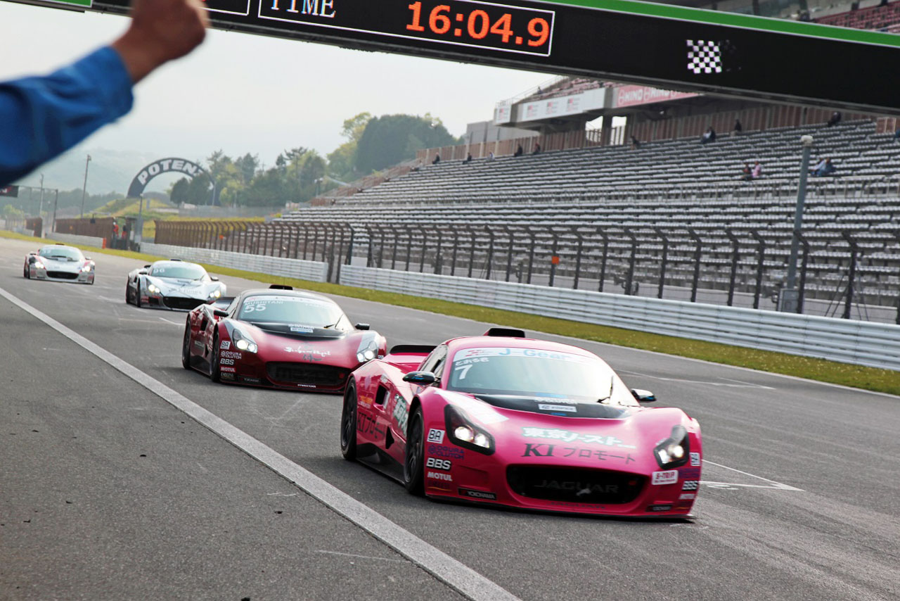 ジェントルマンドライバーとプロドライバーがマシンをシェアして、それぞれのレースを戦うインタープロトシリーズ