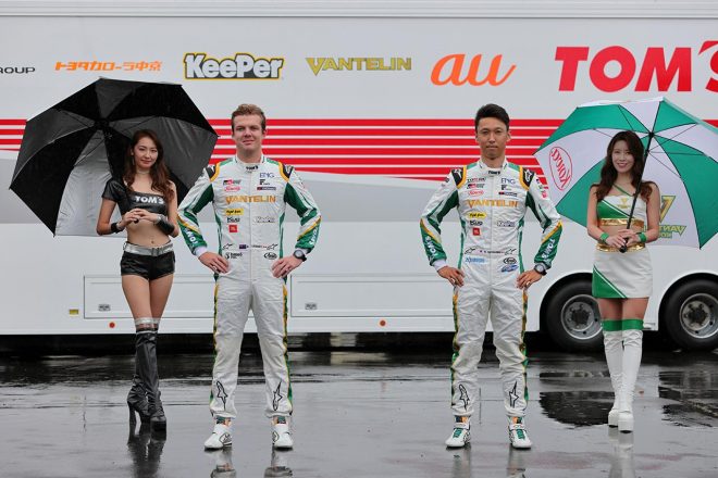 VANTELIN TEAM TOM'Sのニック・キャシディ、中嶋一貴、VANTELIN Race Queenの吉美あやさん、TOM'S Ladyの近藤みやびさん