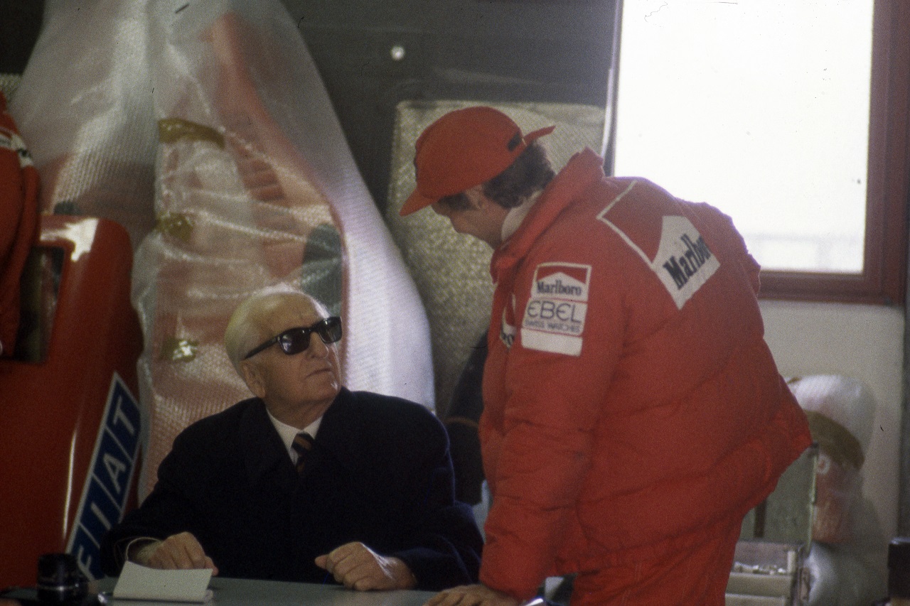 ニキ・ラウダと会話するエンツォ・フェラーリ