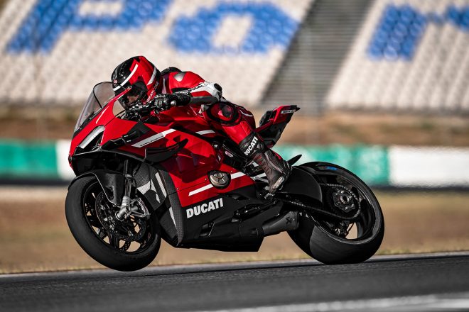 ドゥカティ、スーパーレッジェーラV4 走行シーン