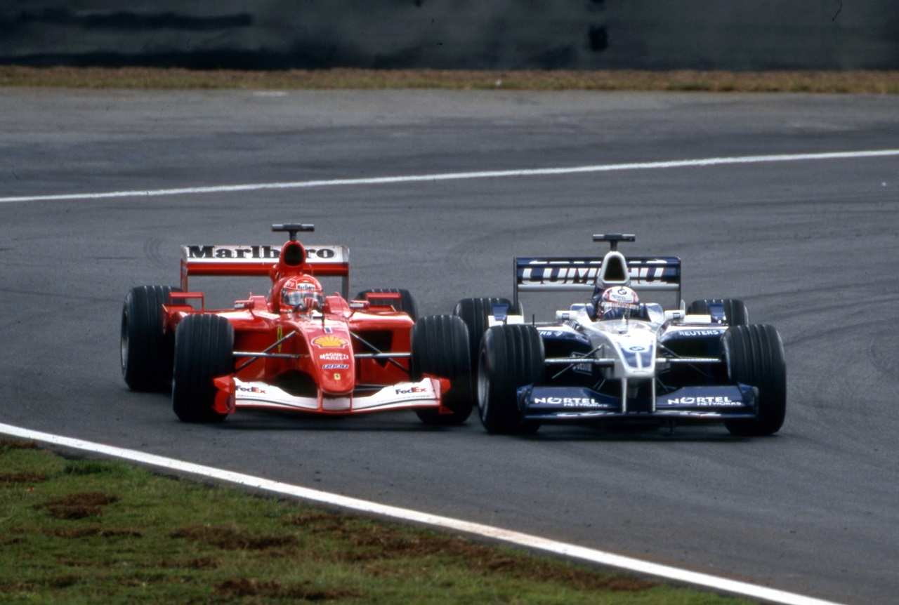 2001年ブラジルGP　バトルをするファン・パブロ・モントーヤ（ウイリアムズ）とミハエル・シューマッハー（フェラーリ）