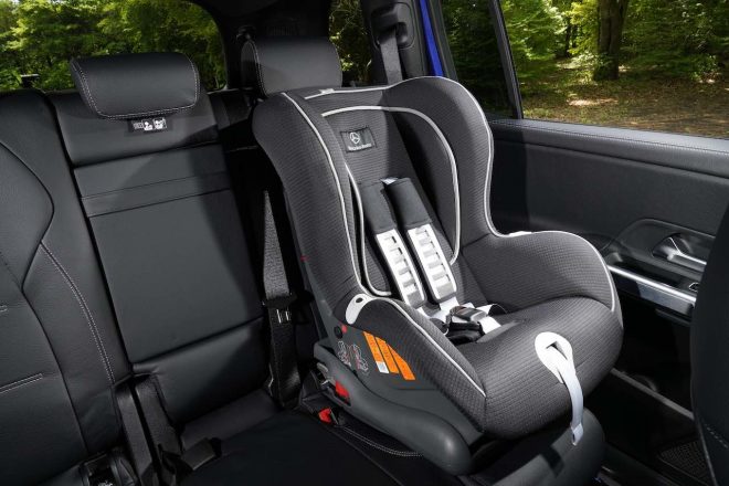 2列目、3列目にはISOFIX対応固定装置を完備。最低地上高も約200mmを確保し、市街地の取り回しにも気を使わずドライブが可能に