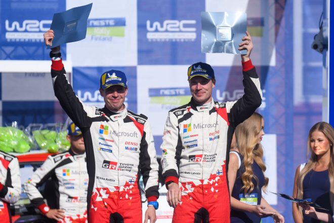 母国フィンランドで2019年シーズン最上位の3位表彰台を獲得したヤリ-マティ・ラトバラ（右）