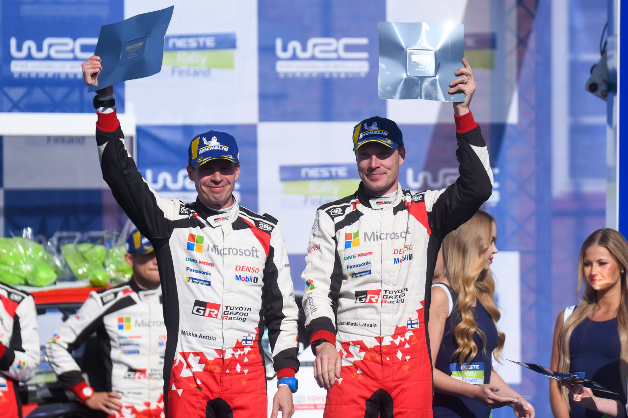 母国フィンランドで2019年シーズン最上位の3位表彰台を獲得したヤリ-マティ・ラトバラ（右）