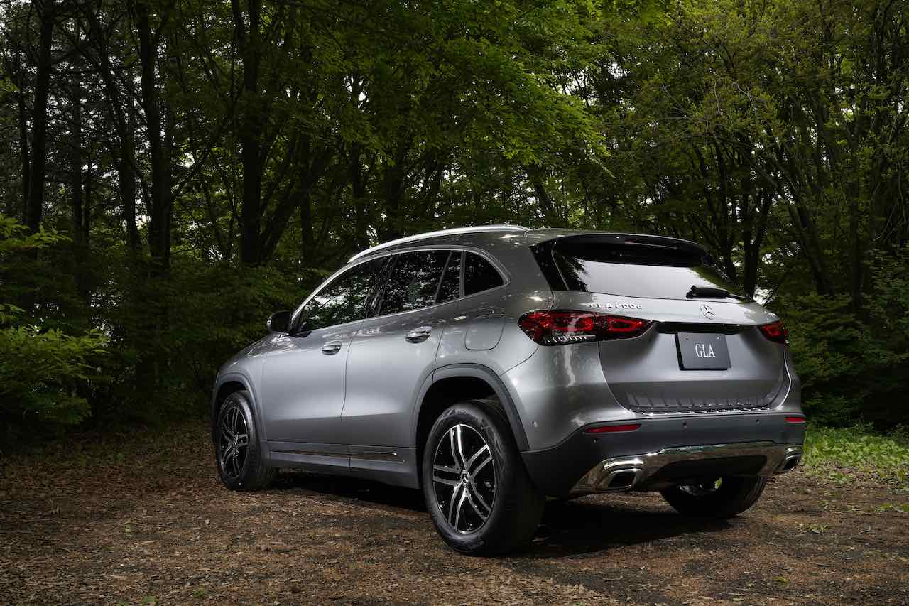 リヤにむかってなだらかに下降していくルーフライン、上下方向にスリムなサイドウインドウ・グラフィックを採用した