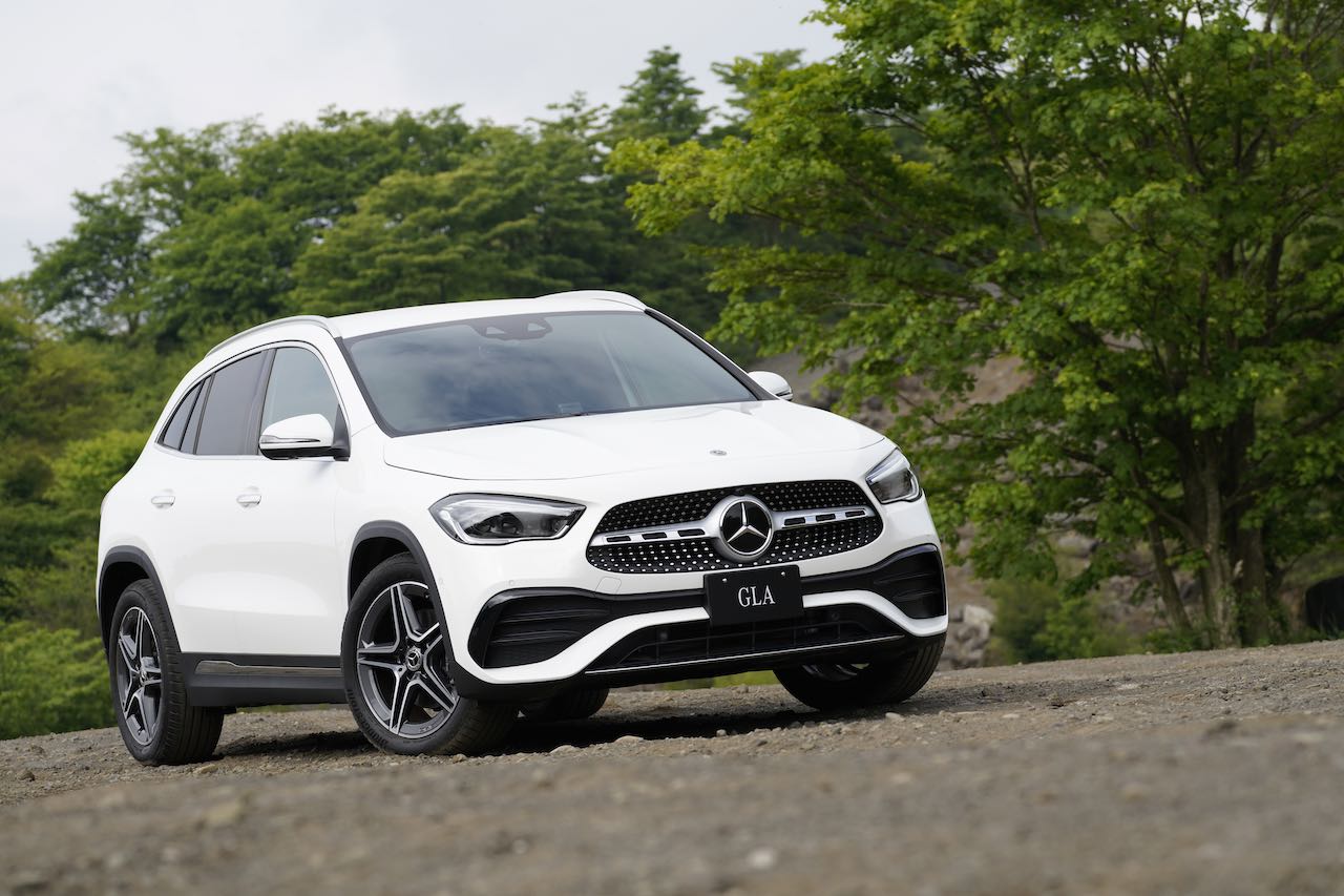 AMGラインを選択した場合はラジエーターグリル下部が広がる台形となり、ダイヤモンドパターンにクローム仕上げが施される