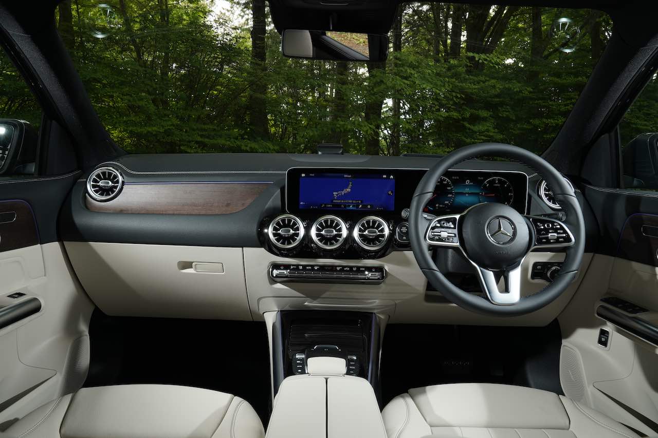 Qi規格対応機種の携帯電話を無線充電する「ワイヤレスチャージング機能」を前席に全車標準装備