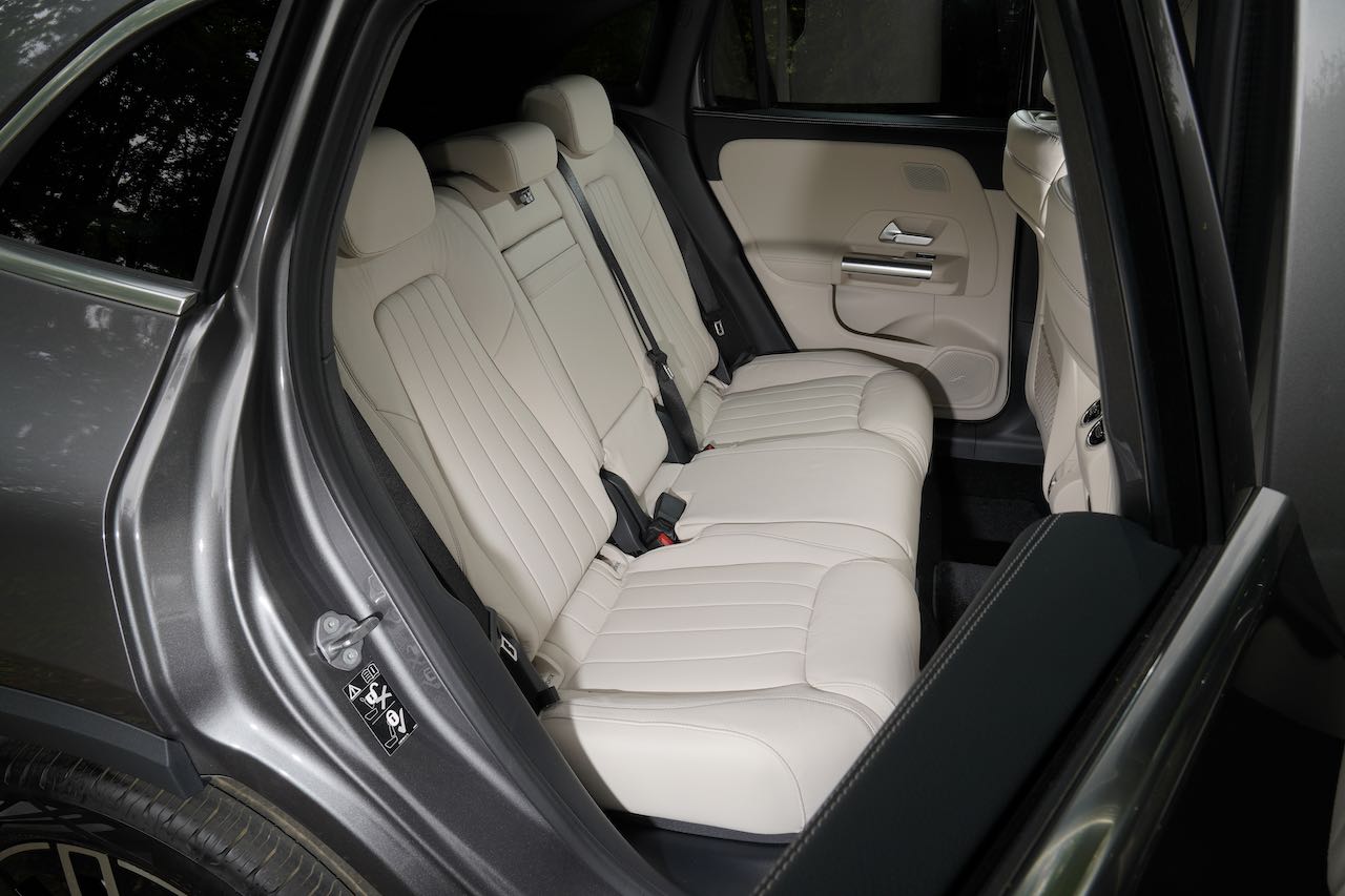 後席スペースも足元が従来比で116mm延伸され、前後方向のゆとりが大きく向上している