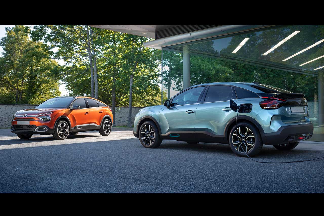 新型シトロエンC4（左）とe-C4 100%エレクトリック（右）