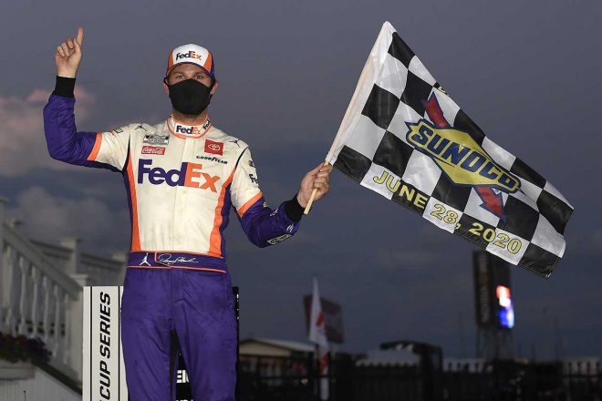 “ポコノ350”を制したデニー・ハムリン（トヨタ・カムリ）