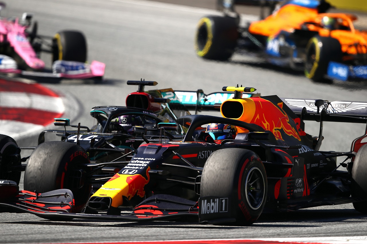 2020年F1第1戦オーストリアGP決勝　アレクサンダー・アルボン（レッドブル・ホンダ）がルイス・ハミルトン（メルセデス）と2位争い