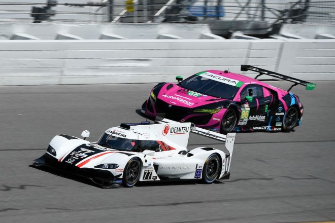 マツダモータースポーツの77号車マツダRT24-Pとマイヤー・シャンク・レーシングの86号車アキュラNSX GT3 Evo