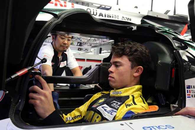 2019年12月、バーレーンで行なわれたWECのルーキーテストにおいて、トヨタTS050 HYBRIDのステアリングを握ったニック・デ・フリース。