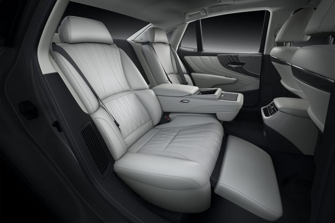 新型レクサスLS(インテリア:リヤシート)