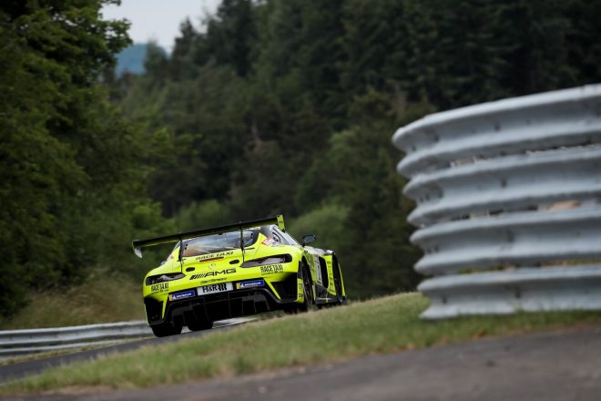 ニュルブルクリンク北コース“ノルドシュライフェ”を走行するメルセデスAMG GT3