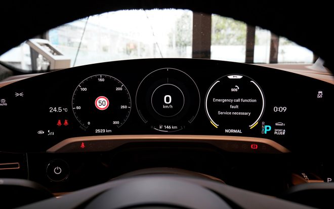 ポルシェ・タイカン（インテリア：フルデジタルメーター）