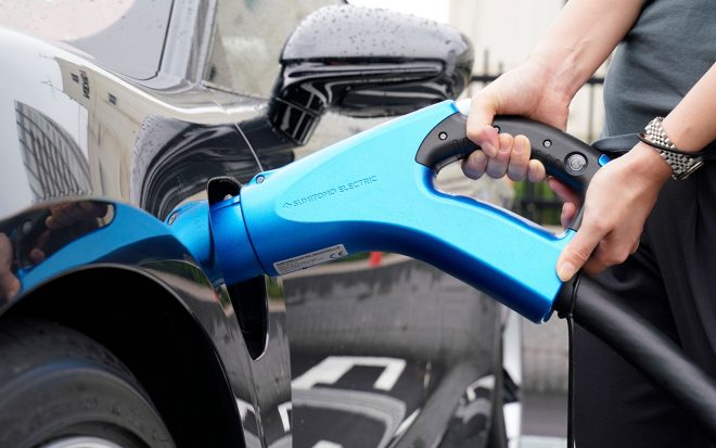 ポルシェ・タイカンはフロント左側に充電ポートを備える