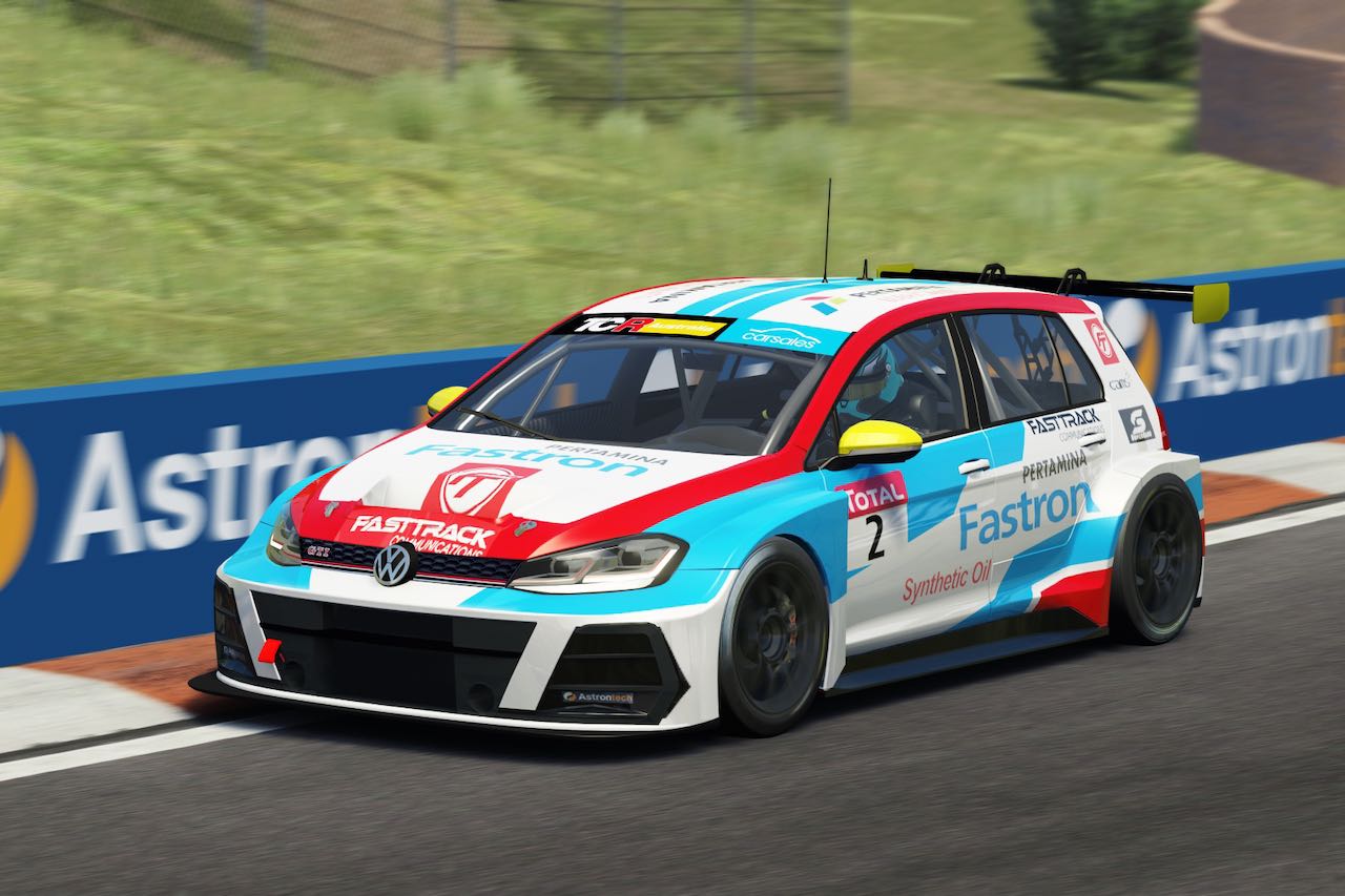 レース中に360°を決めながらも、大混乱のレースを制したルーク・キング（フォルクスワーゲン・ゴルフGTI TCR／Luke King Racing）