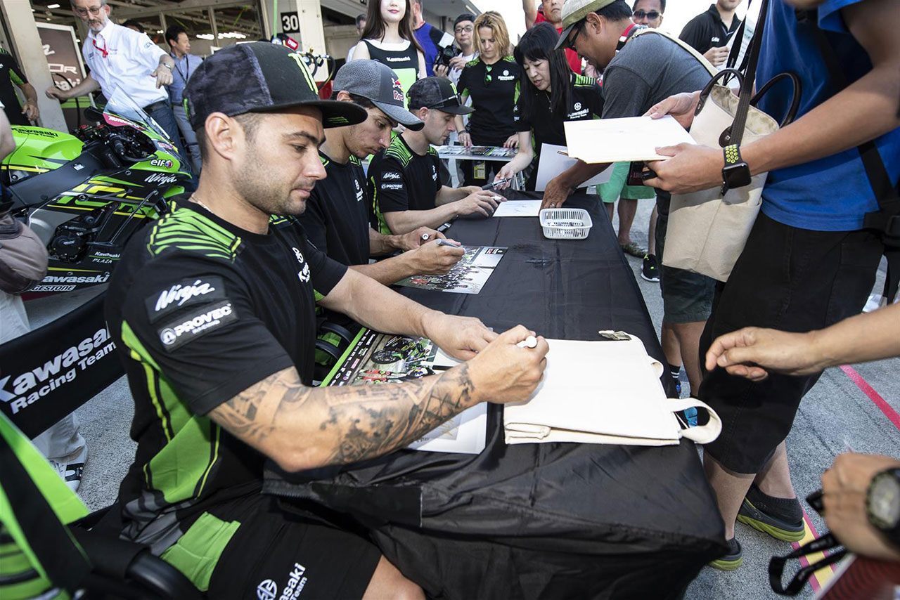 2019年鈴鹿8耐のピットウォークでサインをするKawasaki Racing Team Suzuka 8Hの3人