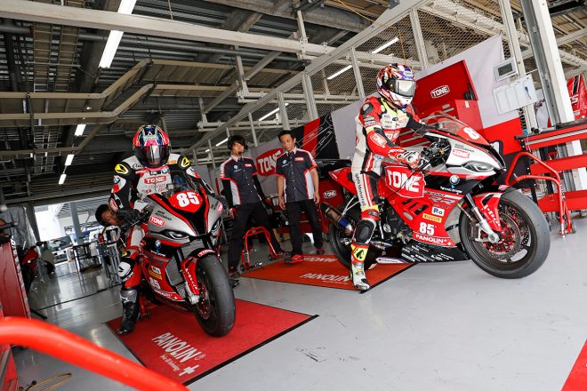 2台同時にコースインする渥美心と星野知也（TONE RT SYNCEDGE4413 BMW）／2020年鈴鹿初テスト
