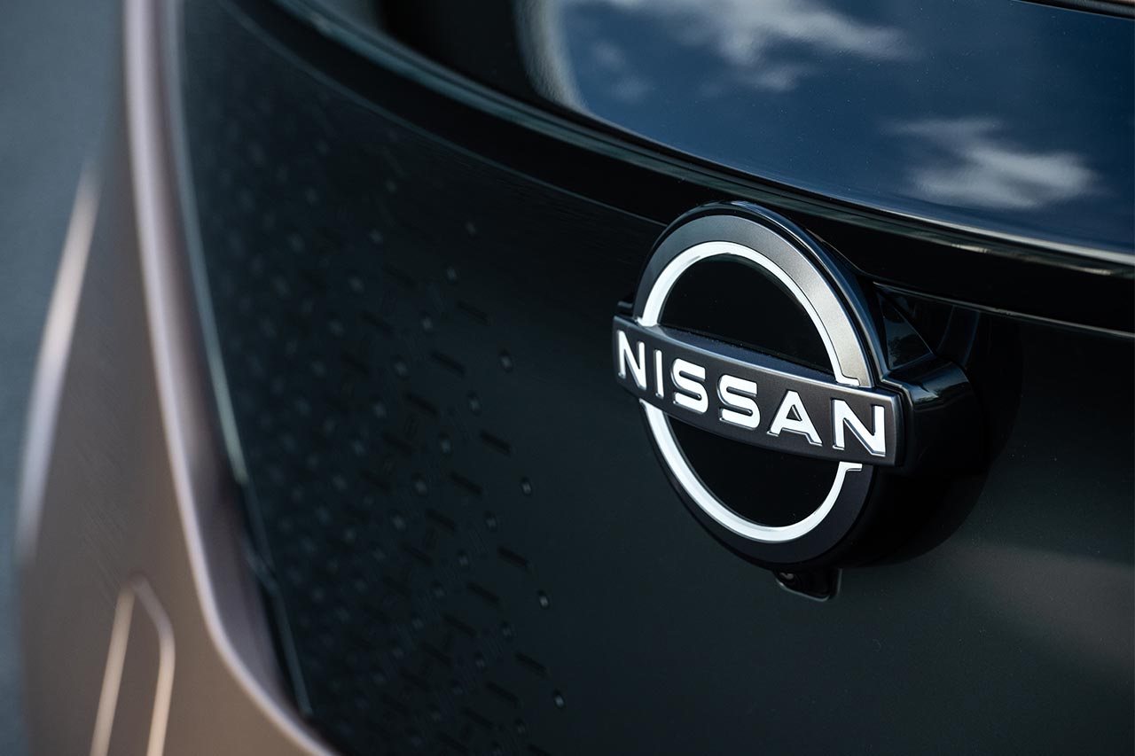 新型アリアのグリルに装着された新しいロゴ