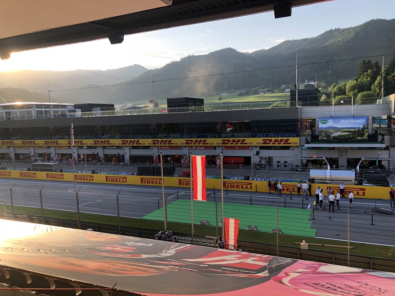 2020年F1第2戦シュタイアーマルクGP　新形式の表彰式を実施するために念入りにリハーサルが行われていた