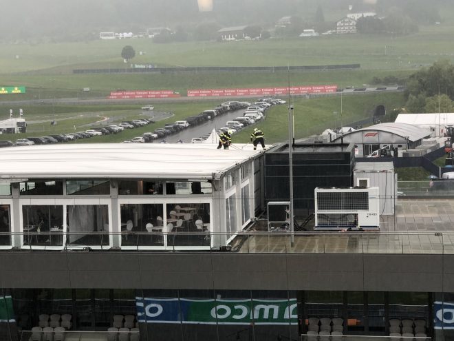 2020年F1第2戦シュタイアーマルクGP　大雨に見舞われ屋根から水を掻き出す消防士たち