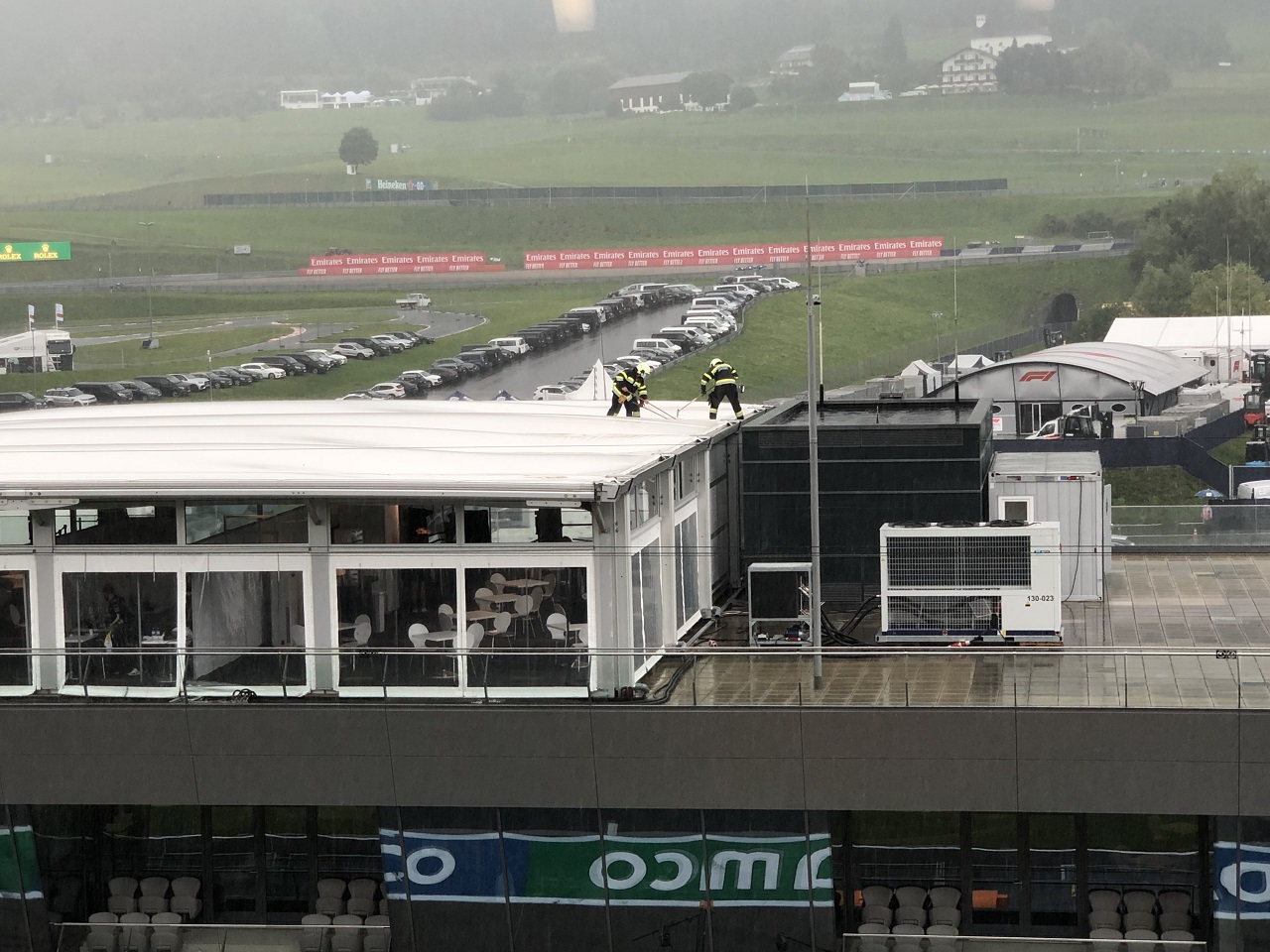 2020年F1第2戦シュタイアーマルクGP　大雨に見舞われ屋根から水を掻き出す消防士たち