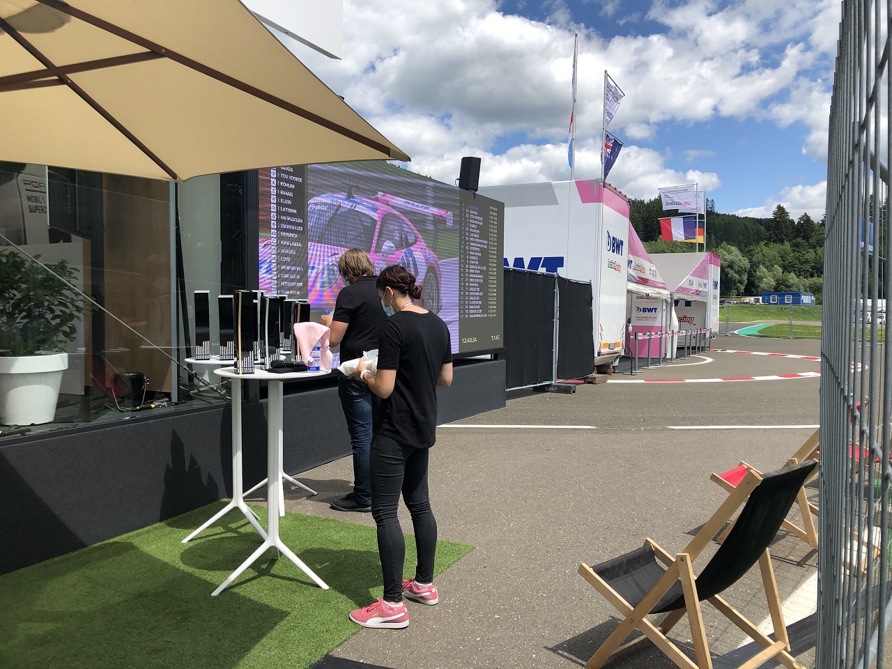 2020年F1第2戦シュタイアーマルクGP　トロフィーを消毒するスタッフたち