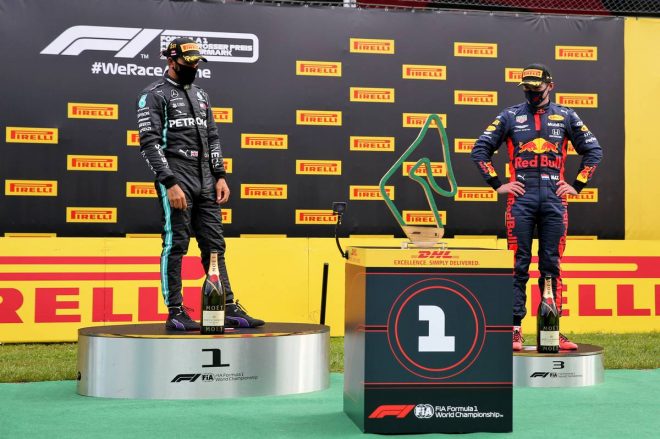 トロフィーが運ばれてきた瞬間、思わず見つめてしまう気持ちもわかるよ