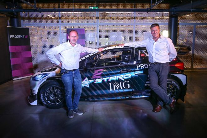 発表会の際に同席した技術集団のSTARDを率いるマンフレッド・ストール（左）と、IMG代表のポール・ベラミー