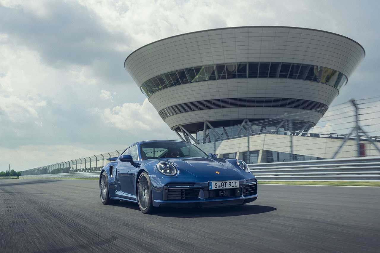 テスト走行を行う新型ポルシェ911ターボ