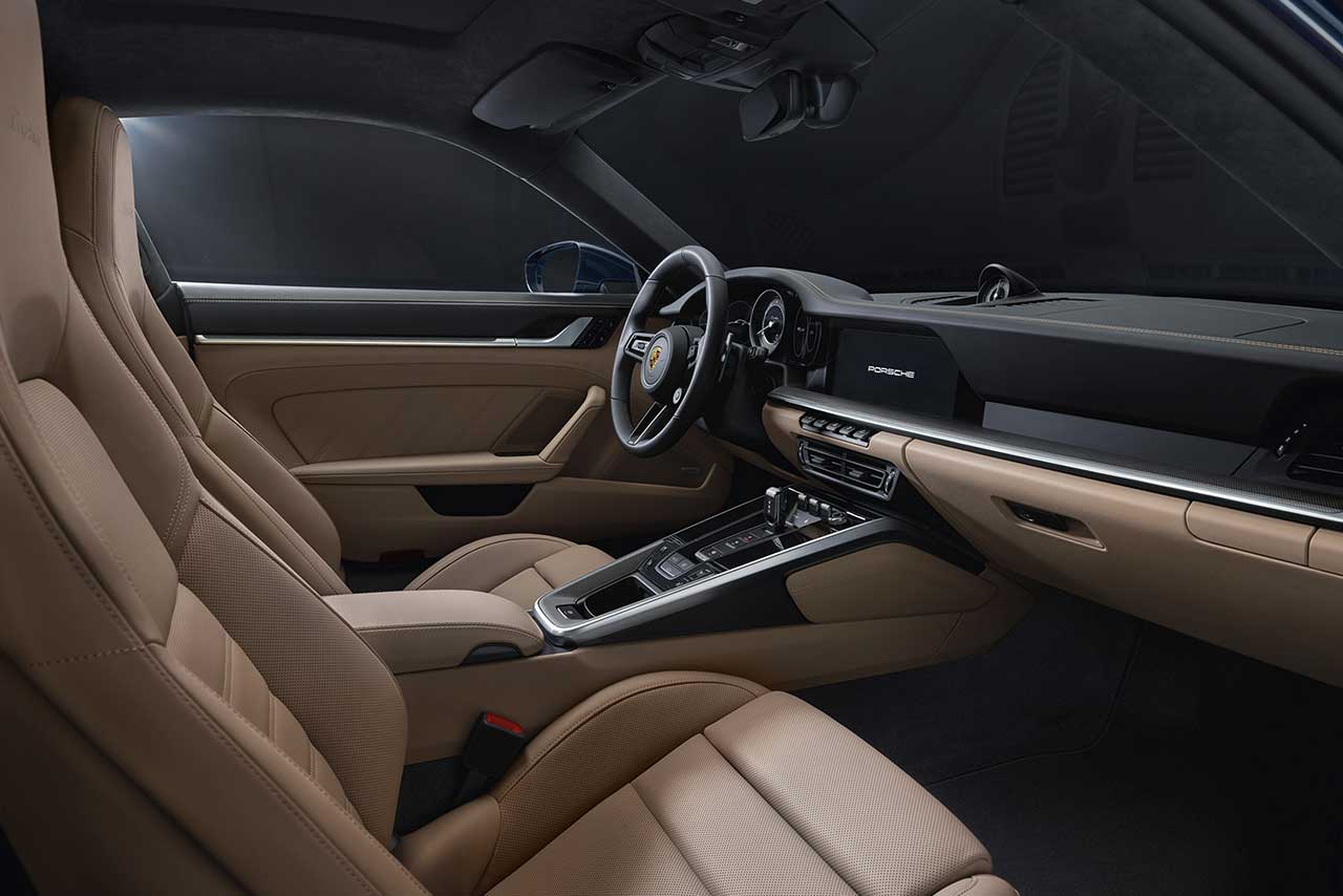 10.9インチスクリーンを備える新型911ターボのインテリア