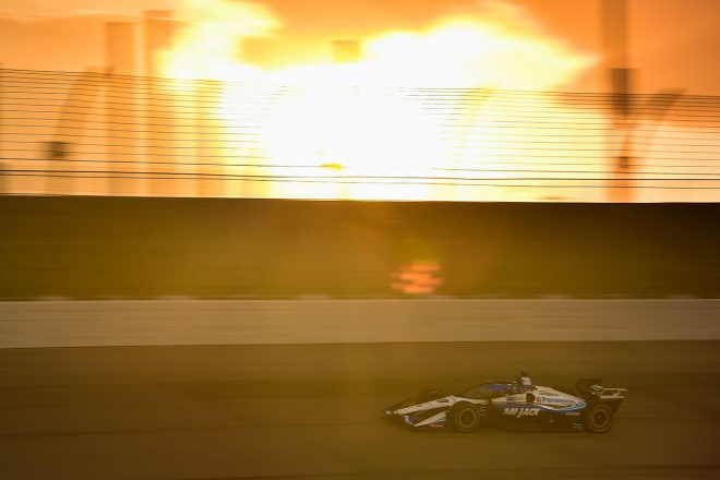 陽が沈む中、走行を重ねる佐藤琢磨（レイホール・レターマン・ラニガン・レーシング）