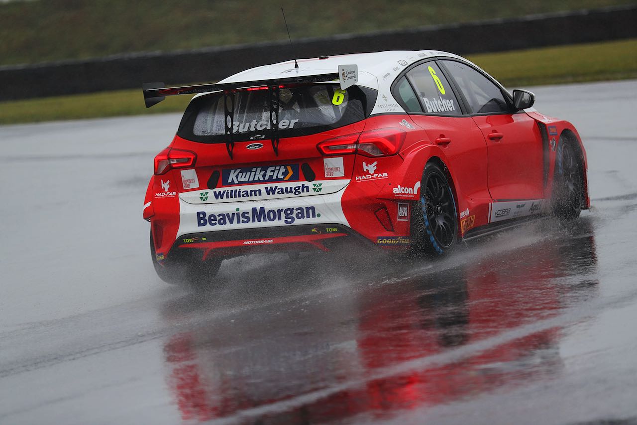 「どうやらこのニューカーはあらゆるコンディションでの一貫性も備わっているようだ」と自信を深めるMotorbase Performanceのチームマネージャーを務めるオリー・コリンズ