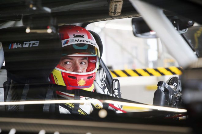 新型BMW M4 GT3のロールアウトは、BMWワークスドライバーのアウグスト・ファーフスが担当した。