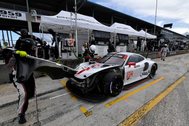 チームメイトとの接触でフロントカウルが脱落したポルシェGTチームの912号車ポルシェ911 RSR