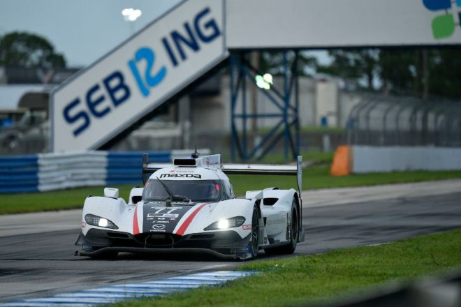 3位表彰台を目の前にしてガス欠でストップ。4位となったマツダモータースポーツの77号車マツダRT24-P