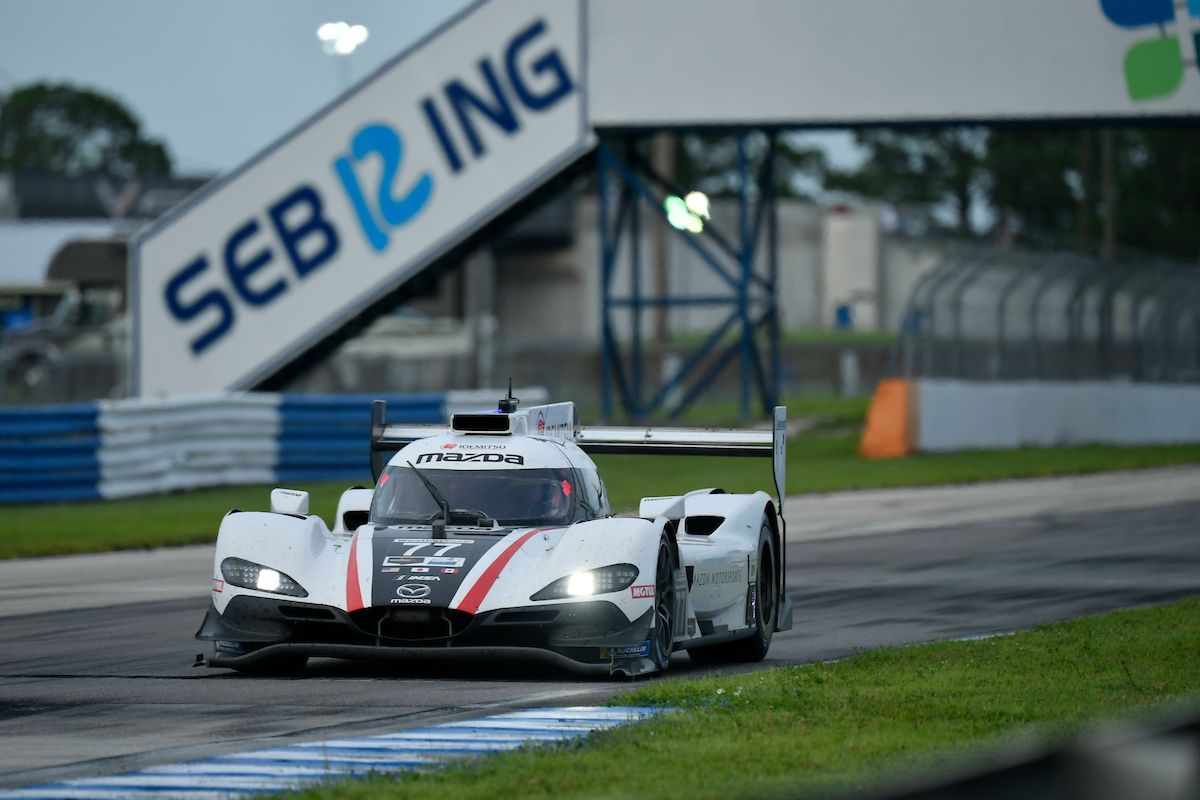 3位表彰台を目の前にしてガス欠でストップ。4位となったマツダモータースポーツの77号車マツダRT24-P