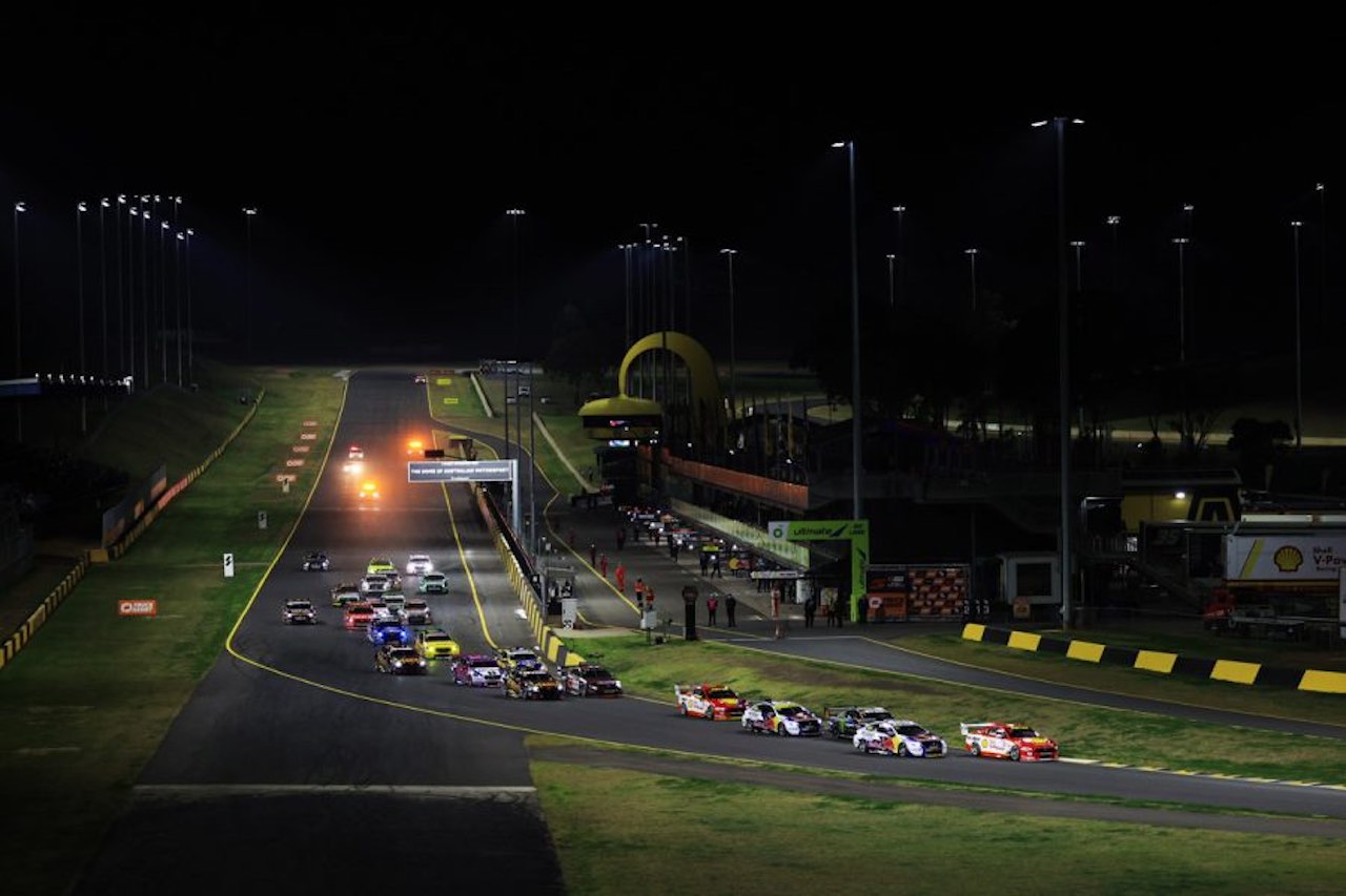 VASC連覇中のスコット・マクラフラン（フォード・マスタング／DJR Team Penske）が第3戦シドニーの夜間レース1を制した