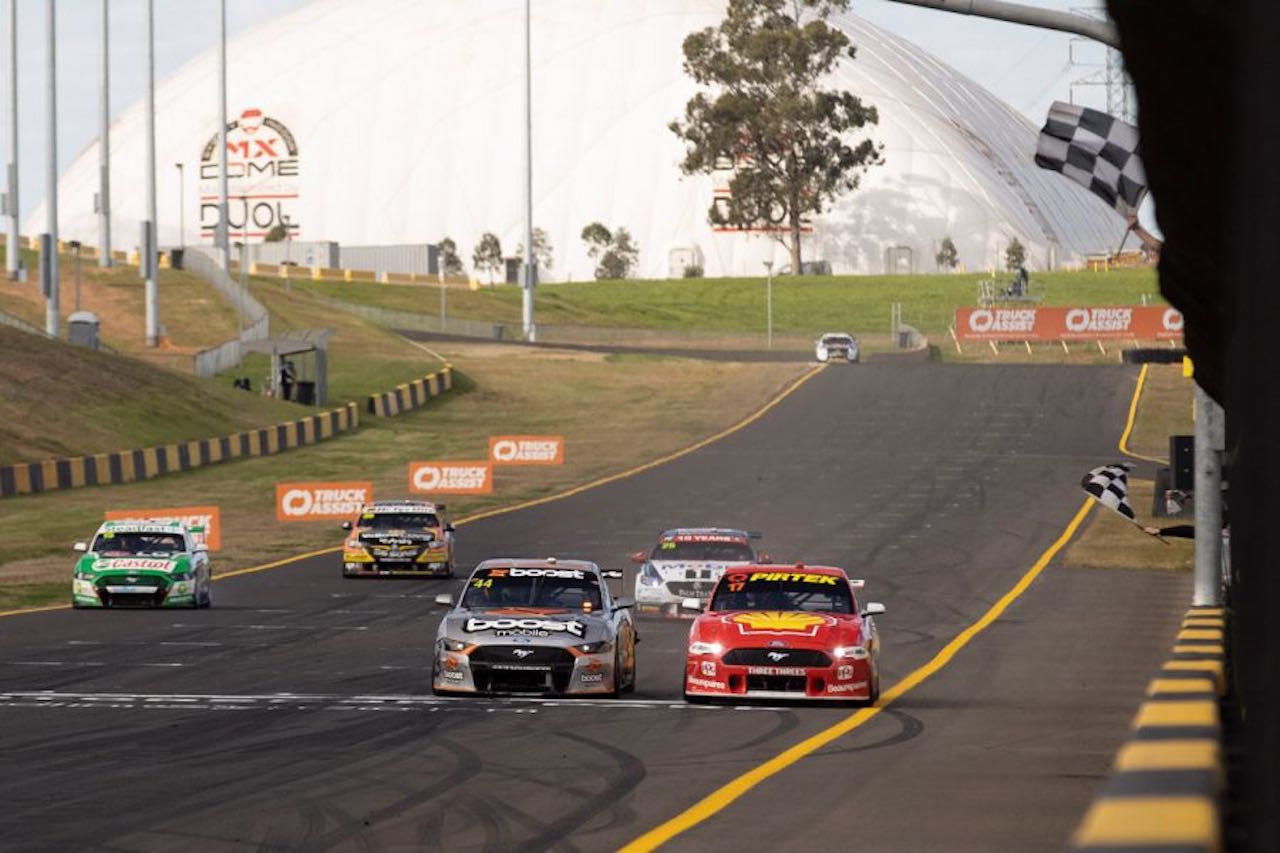 R2でファイナルラップまで表彰台争いを展開したジェームス・コートニー（左）は、マクラフランに惜しくも鼻差の4位