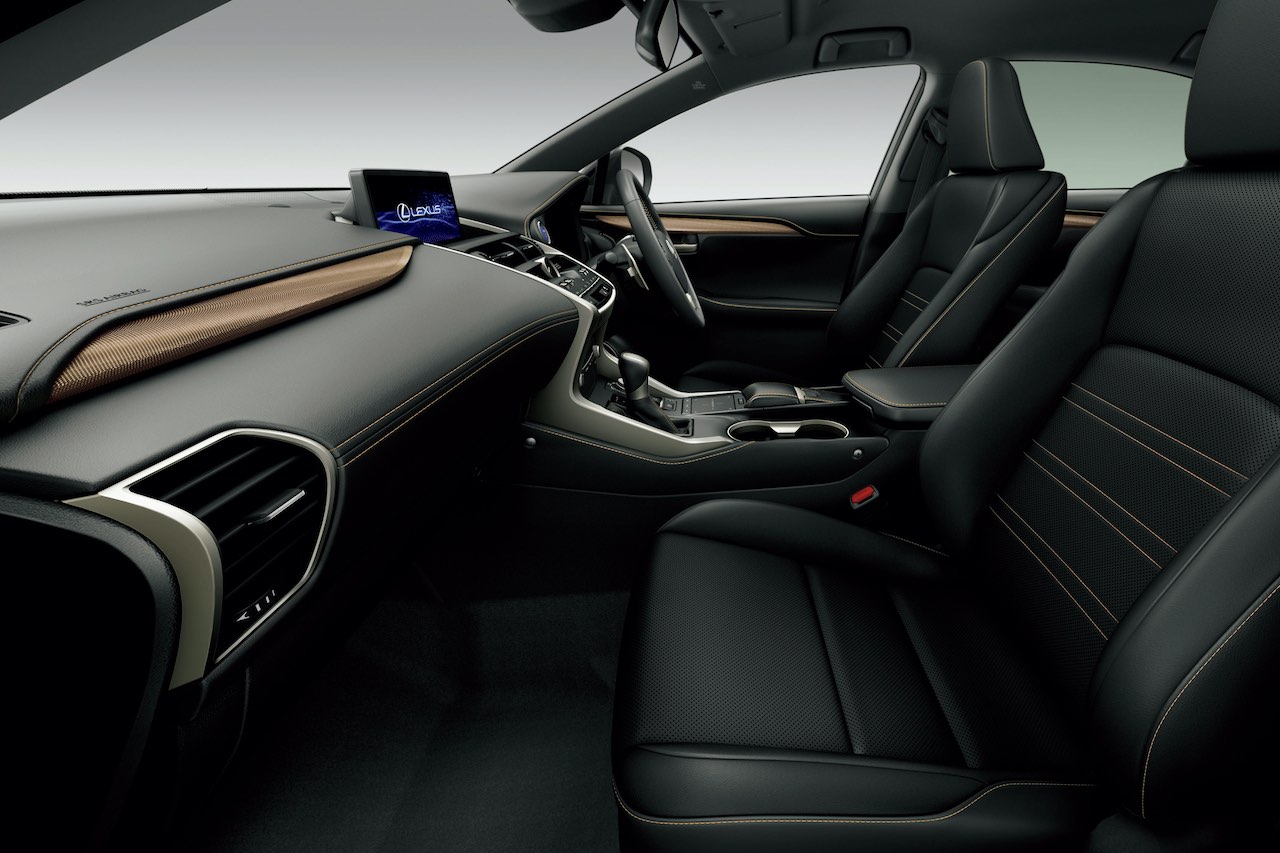 ブロンズにはブラックの内装色にブロンズカラーのオーナメントパネルやブロンズステッチを組み合わせる