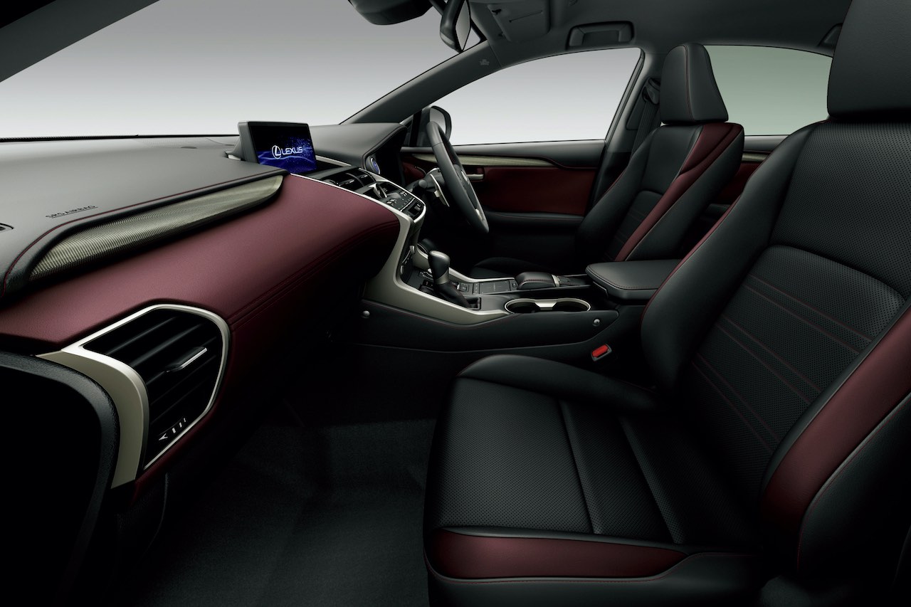 ブラック＆クリムゾンの内装色は、クリムゾンステッチとシルバーカラーのオーナメントパネルを採用した