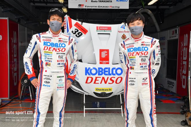 39　TGR TEAM SARD 中山雄一／山下健太 レーシングスーツ：グループ・エム