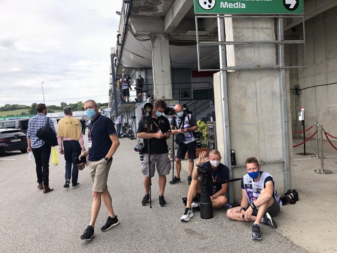 2020年F1第3戦ハンガリーGP　ドライバーたちの写真を撮るために待機しているフォトグラファーたち