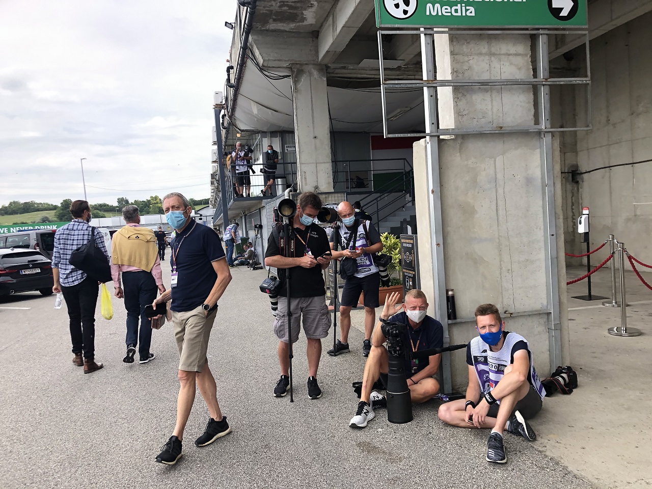 2020年F1第3戦ハンガリーGP　ドライバーたちの写真を撮るために待機しているフォトグラファーたち